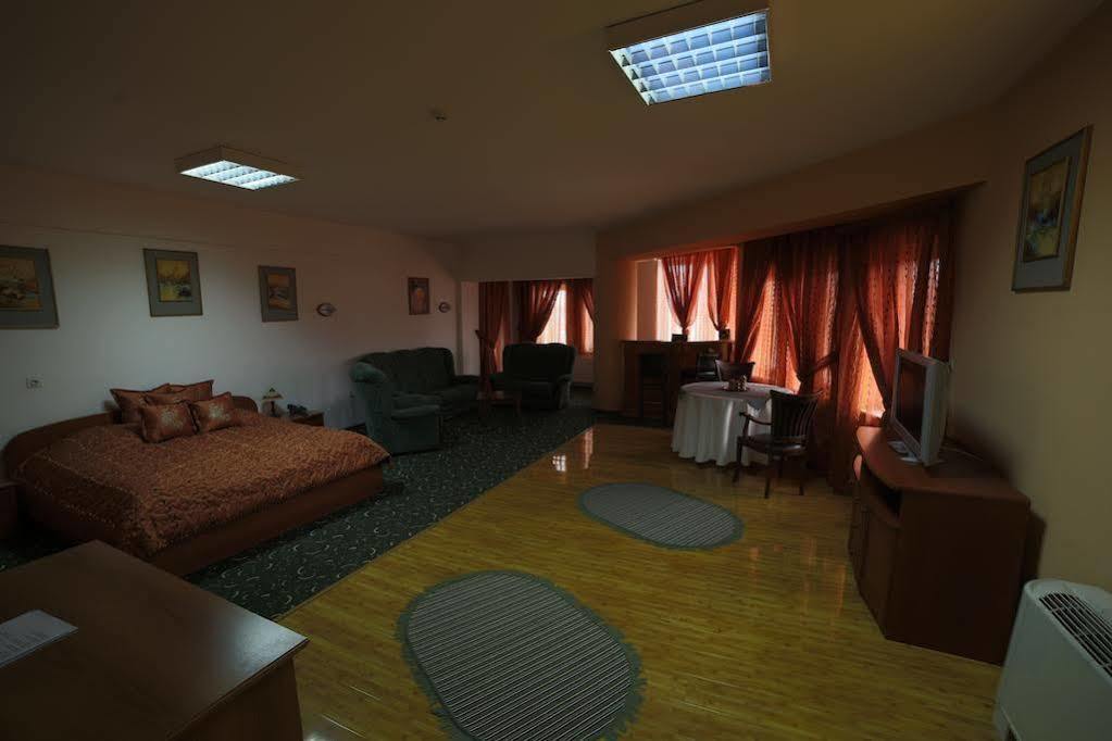 פרילפ Hotel Kristal Palas מראה חיצוני תמונה